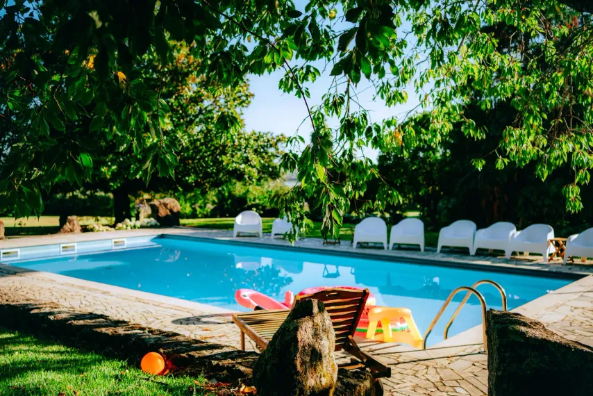 Piscina en un jardín