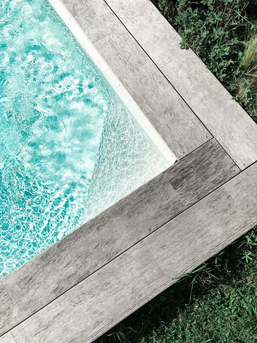 Piscina con el agua cristalina