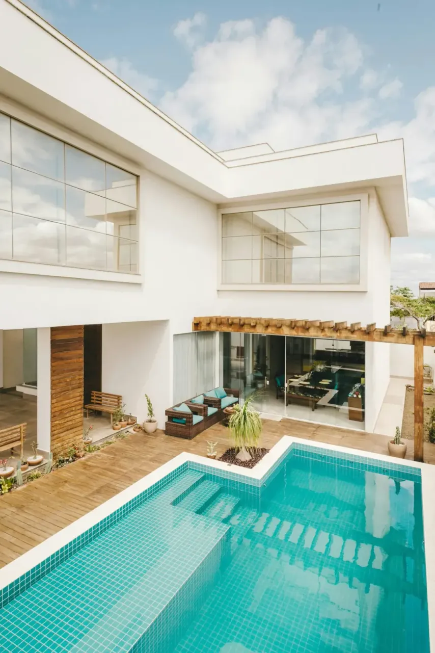 Piscina de chalet moderna