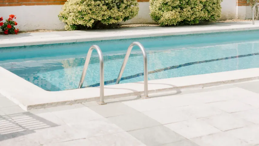 Escalera de acceso a una piscina