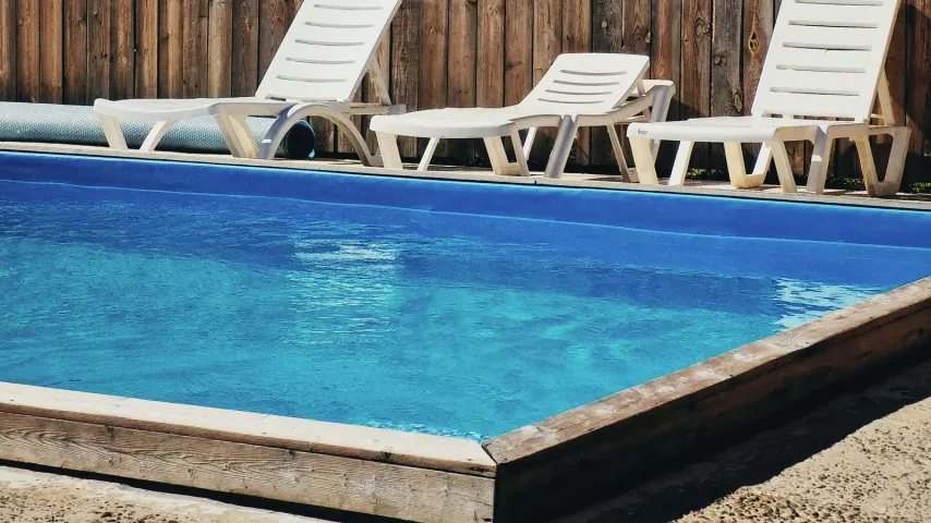 Piscina con zona de hamacas